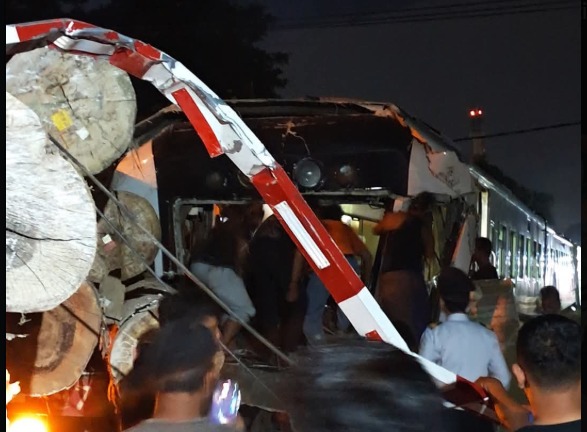 Kecelakaan Tragis KA Jenggala Hantam Trailer Kayu di Gresik, Asisten Masinis Tewas Terjepit